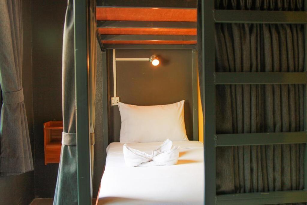 Pond'S Hostel Koh Tao Exterior photo